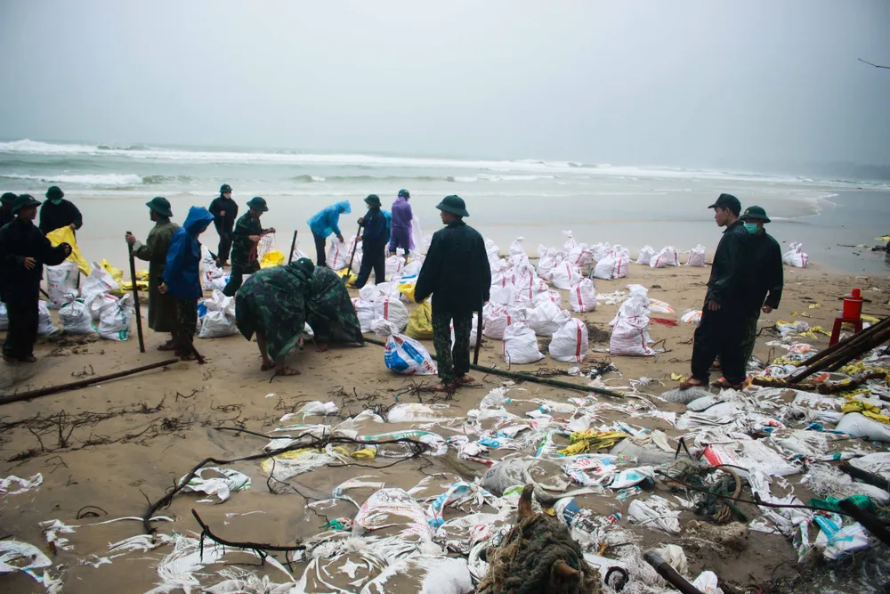 Bộ đội giúp dân chống sạt lở bờ biển Bình Hải ảnh 6