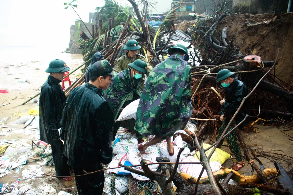 Bộ đội giúp dân chống sạt lở bờ biển Bình Hải ảnh 10