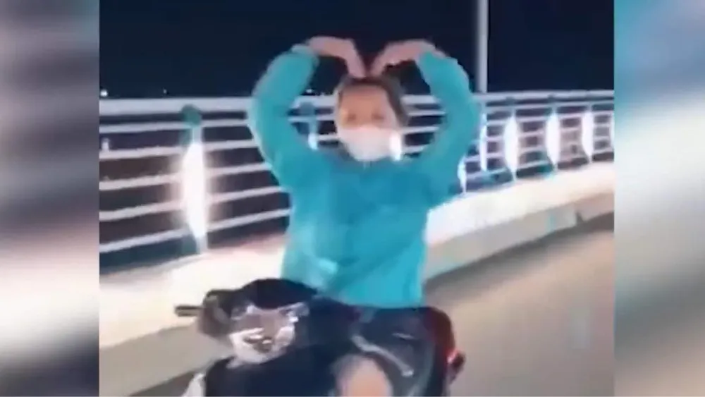 Quảng Ngãi: Cô gái trong clip thả tay lái “múa quạt” bị phạt 7,4 triệu đồng ảnh 2