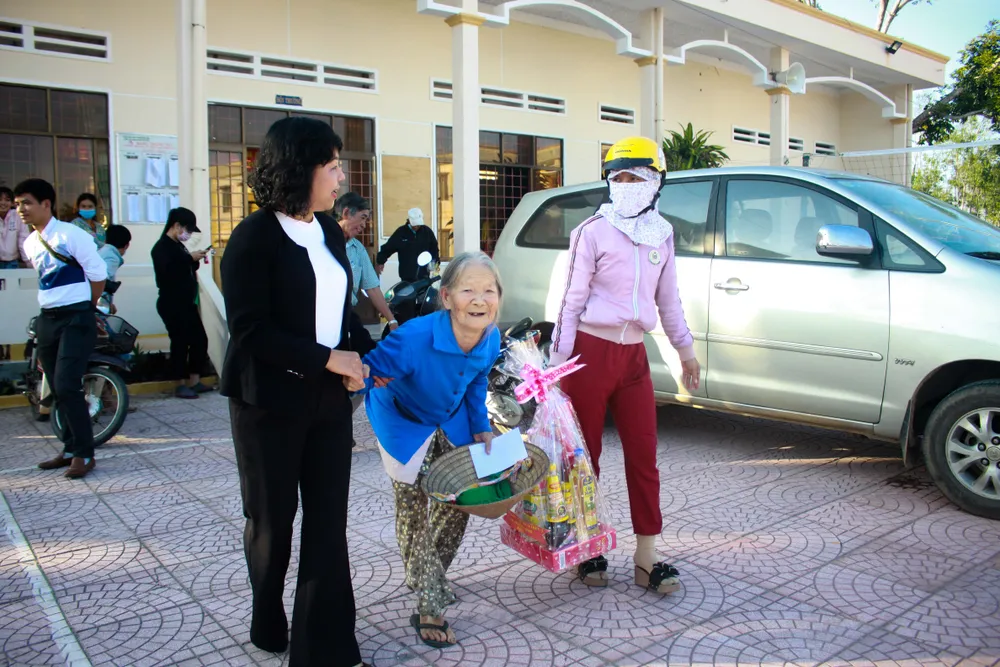 TPHCM trao quà tết cho người dân Quảng Nam, Quảng Ngãi ảnh 8