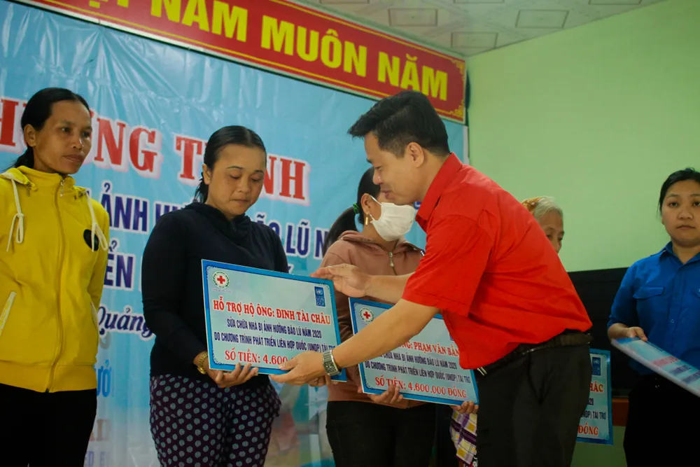 Quảng Ngãi: Bàn giao 200 nhà phòng chống bão, lụt cho người dân  ảnh 2