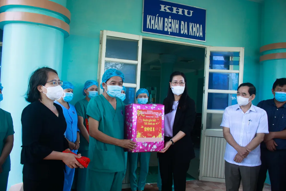 Quảng Ngãi: Thăm và tặng quà tết tại khu cách ly tập trung ảnh 1