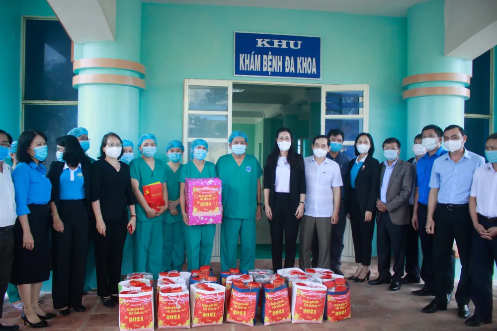 Quảng Ngãi: Thăm và tặng quà tết tại khu cách ly tập trung ảnh 2