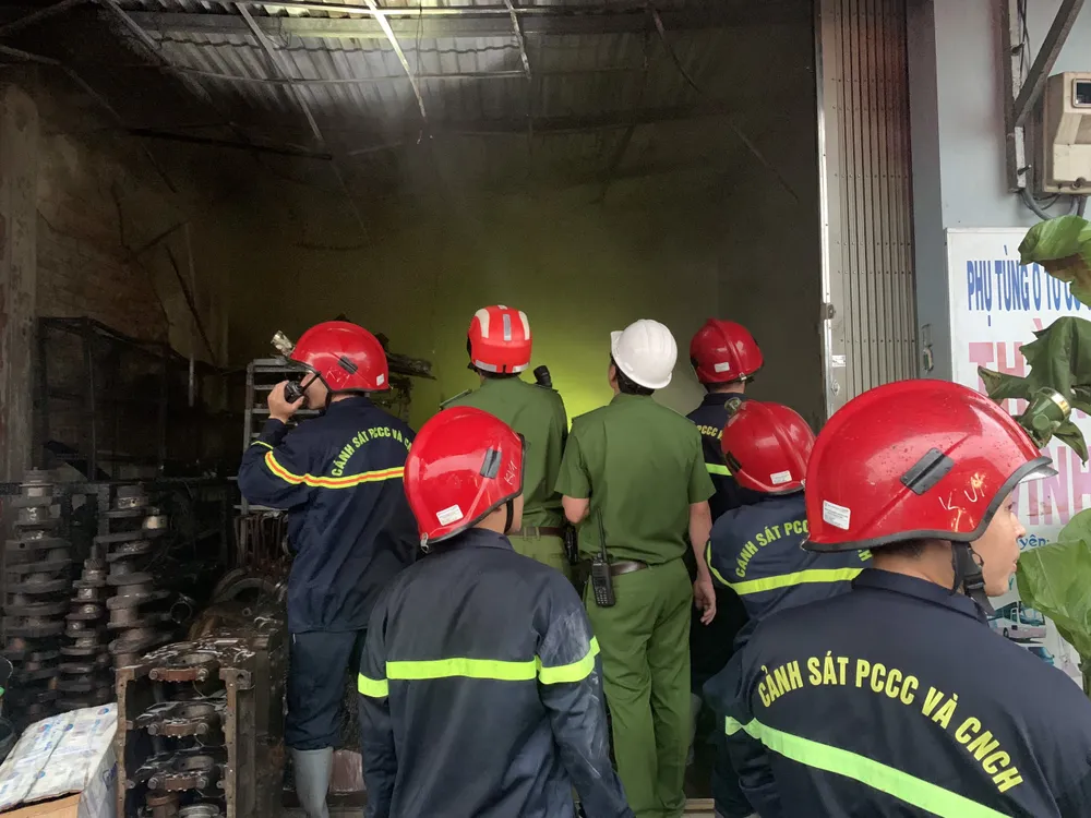 Cứu 2 cha con mắc kẹt trong vụ cháy cửa hàng phụ tùng xe ảnh 2