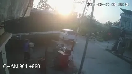 Khoảnh khắc camera ghi lại vụ tai nạn đường sắt làm 3 người thương vong ở Quảng Ngãi  ảnh 1