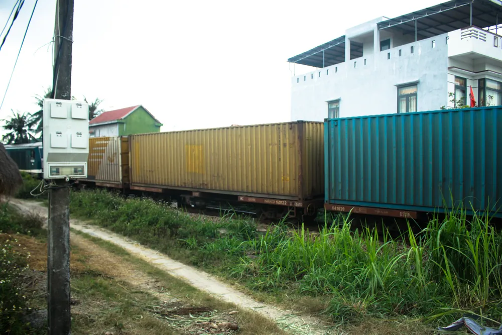 Tàu hỏa chở hàng qua tuyến đường sắt. Ảnh: NGUYỄN TRANG