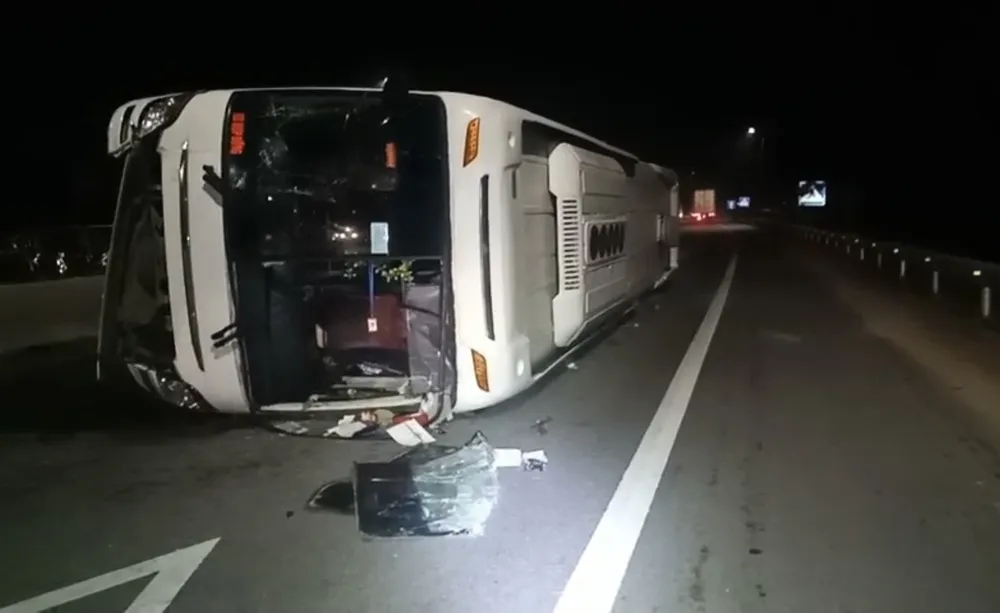 Quảng Ngãi: Lật xe chở công nhân, 5 người bị thương ảnh 1