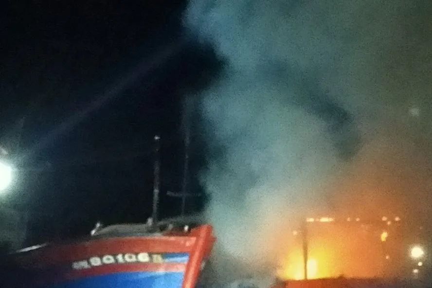 Quảng Ngãi: Cháy tàu cá thiệt hại hơn 3 tỷ đồng ảnh 1