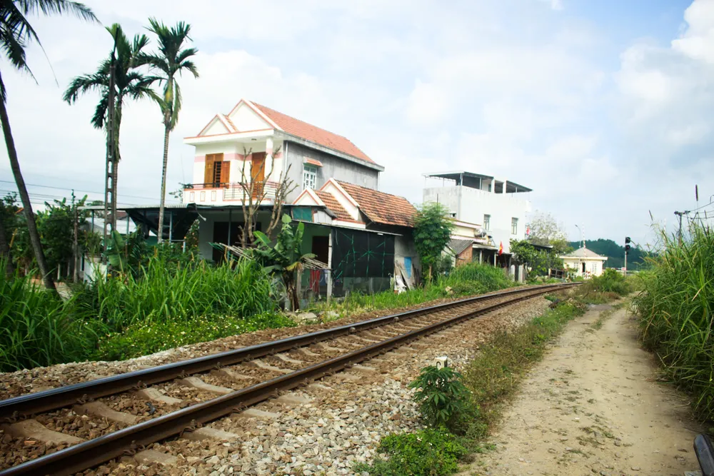 Lái xe máy kéo băng qua đường sắt, người phụ nữ bị tông tử vong ảnh 1