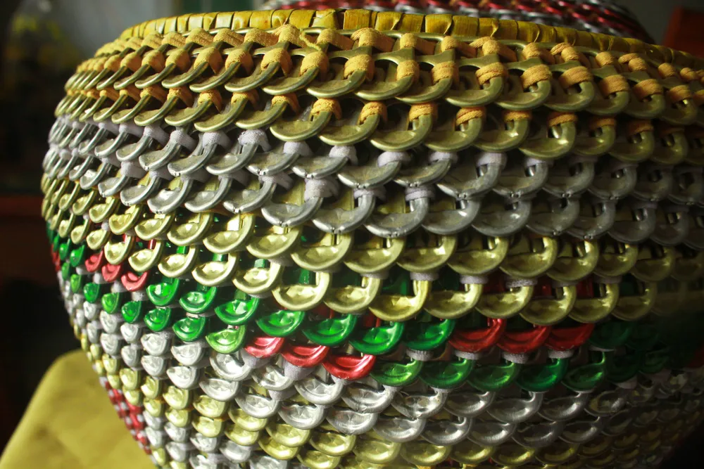 Cặp lục bình cao 1,86m được làm từ hơn 10 triệu khoen lon ảnh 7