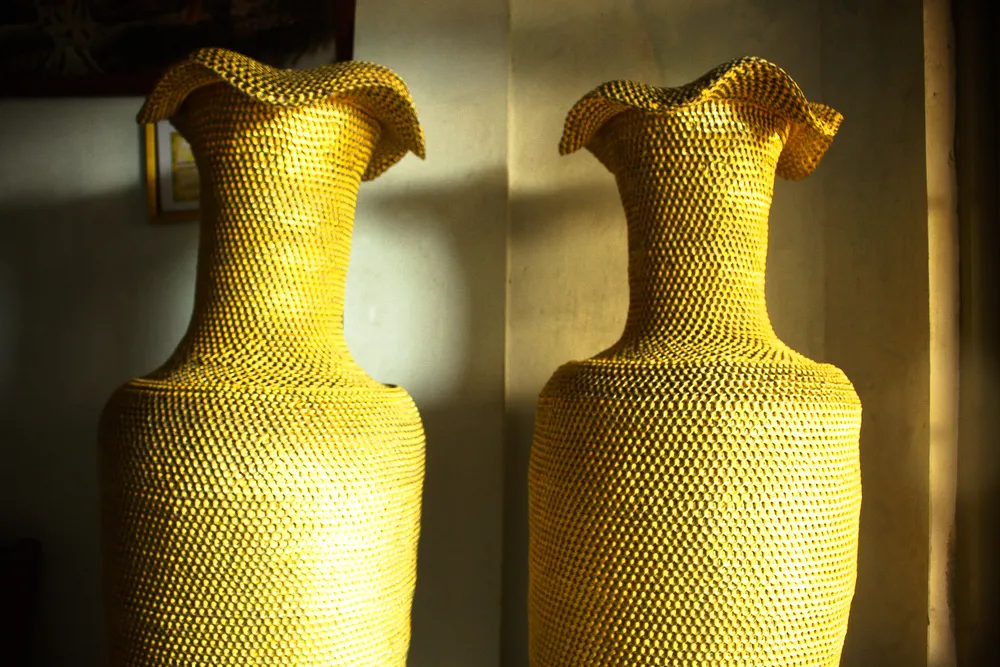 Cặp lục bình cao 1,86m được làm từ hơn 10 triệu khoen lon ảnh 3