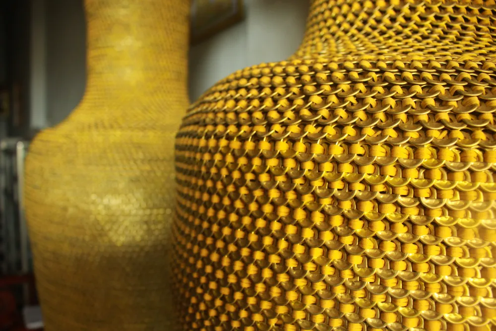 Cặp lục bình cao 1,86m được làm từ hơn 10 triệu khoen lon ảnh 4