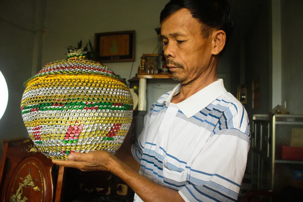 Cặp lục bình cao 1,86m được làm từ hơn 10 triệu khoen lon ảnh 6