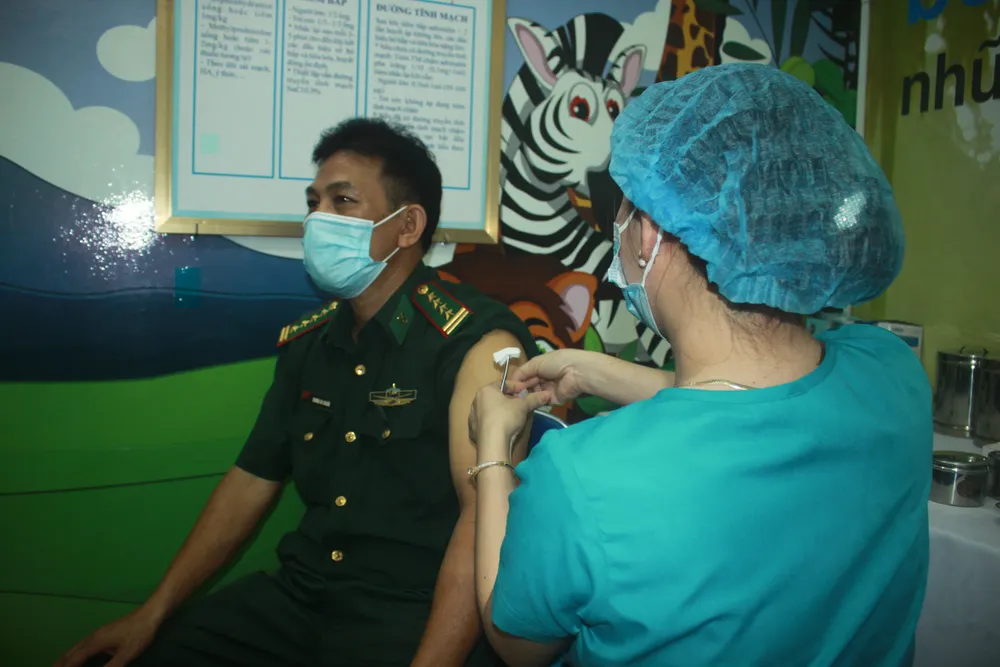 50 người đầu tiên tiêm vaccine Covid-19 ở Quảng Ngãi ảnh 1