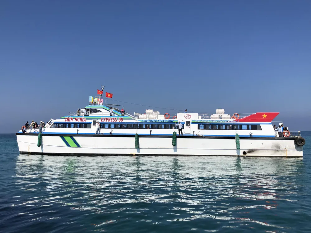 Tàu cao tốc đi từ cảng Sa Kỳ ra đảo Lý Sơn