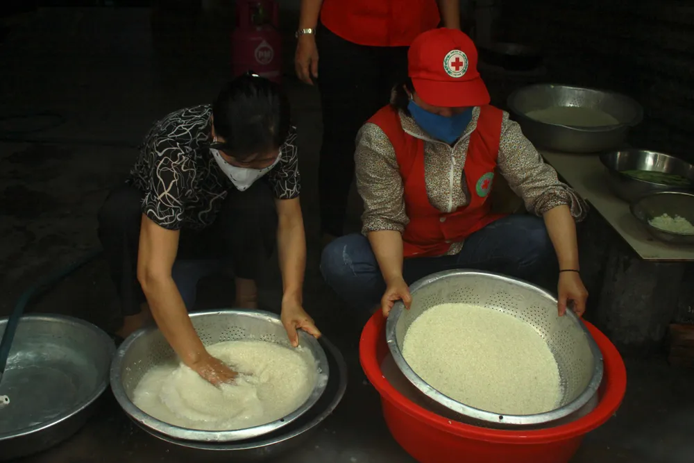 Nấu cơm và hỗ trợ thực phẩm cho người dân yên tâm cách ly phòng chống Covid-19 ảnh 3