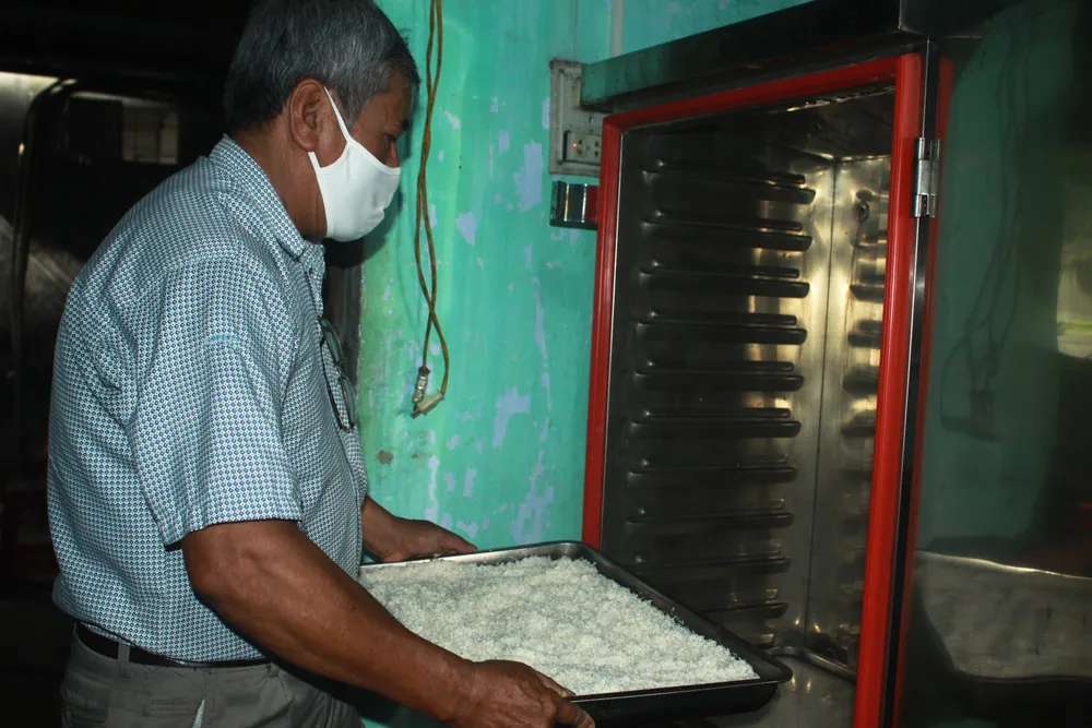 Nấu cơm và hỗ trợ thực phẩm cho người dân yên tâm cách ly phòng chống Covid-19 ảnh 4