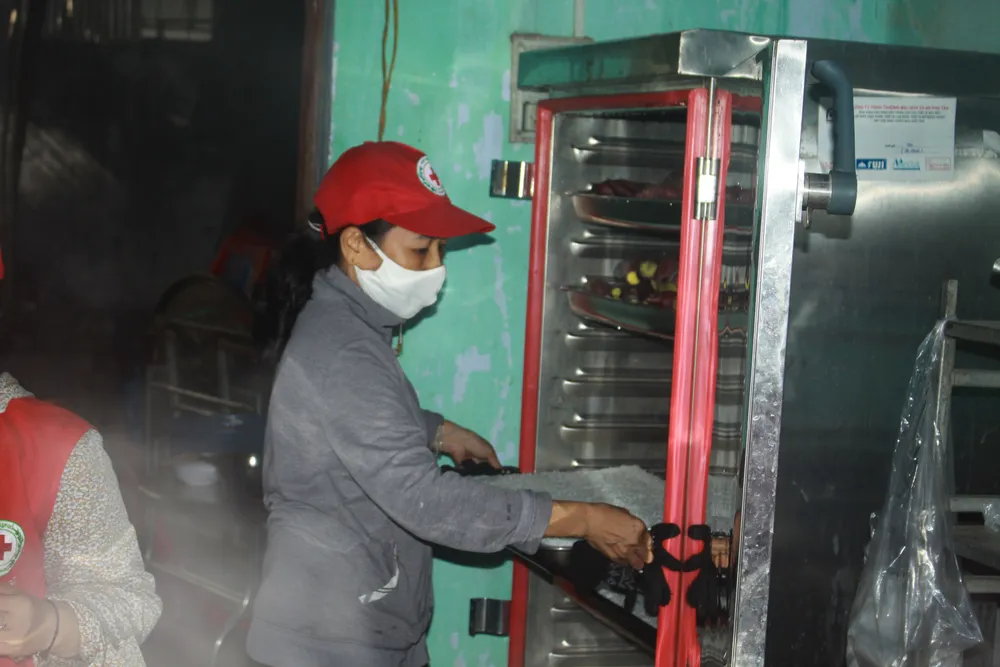 Nấu cơm và hỗ trợ thực phẩm cho người dân yên tâm cách ly phòng chống Covid-19 ảnh 8