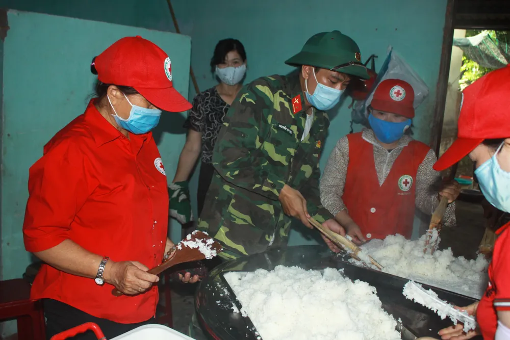 Nấu cơm và hỗ trợ thực phẩm cho người dân yên tâm cách ly phòng chống Covid-19 ảnh 10