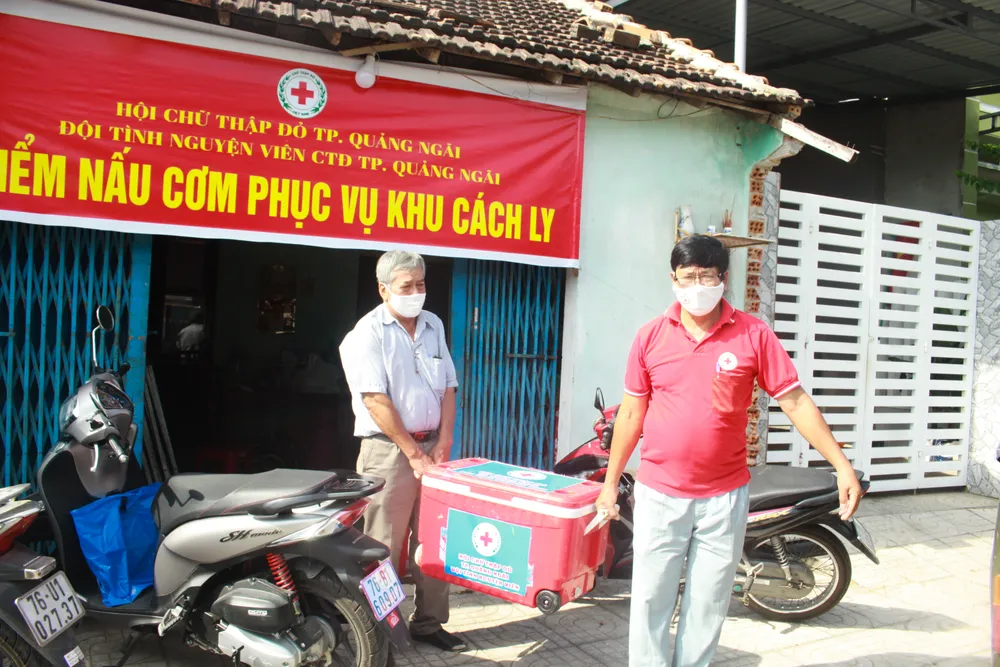Nấu cơm và hỗ trợ thực phẩm cho người dân yên tâm cách ly phòng chống Covid-19 ảnh 11