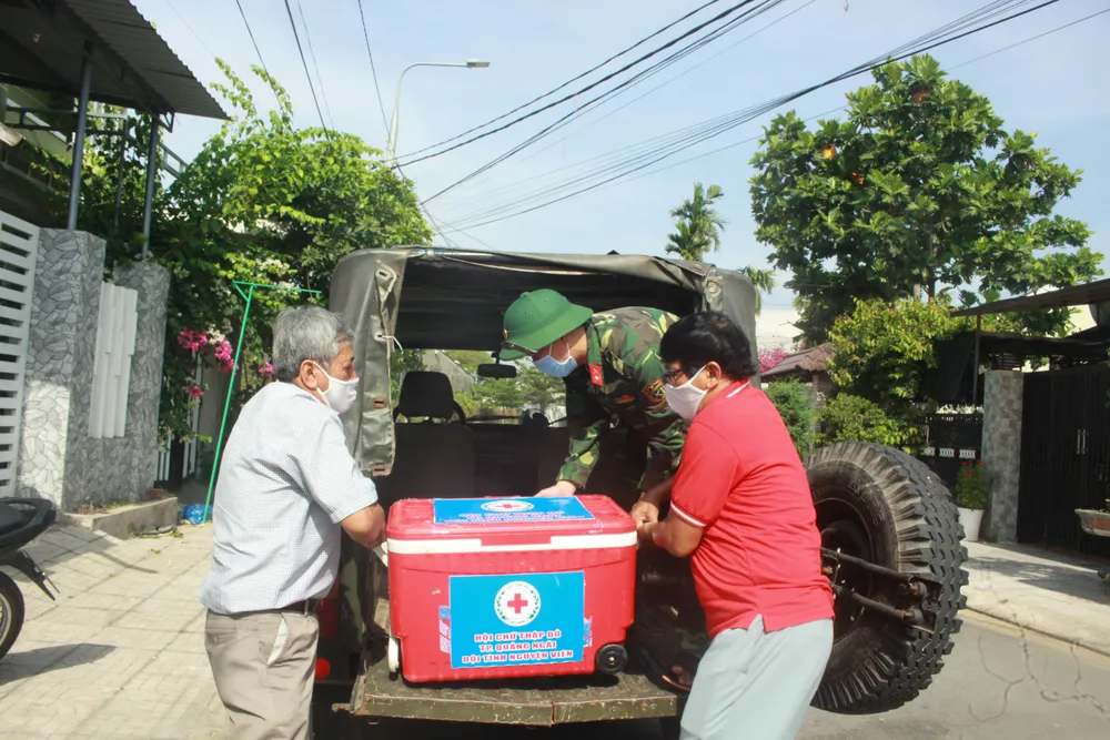 Nấu cơm và hỗ trợ thực phẩm cho người dân yên tâm cách ly phòng chống Covid-19 ảnh 12