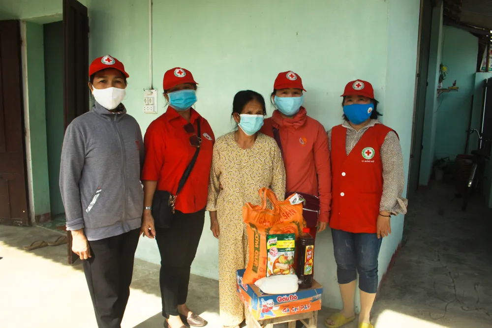 Nấu cơm và hỗ trợ thực phẩm cho người dân yên tâm cách ly phòng chống Covid-19 ảnh 13