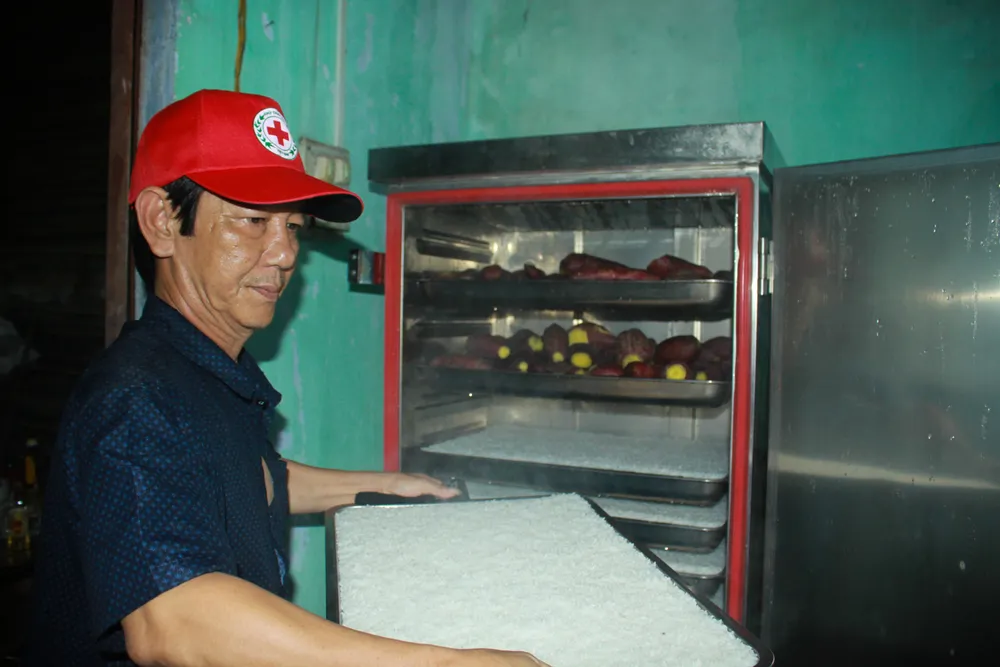 Nấu cơm và hỗ trợ thực phẩm cho người dân yên tâm cách ly phòng chống Covid-19 ảnh 6