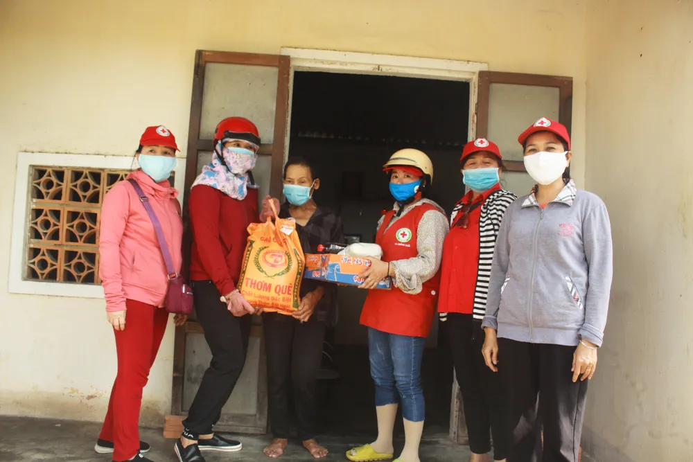 Nấu cơm và hỗ trợ thực phẩm cho người dân yên tâm cách ly phòng chống Covid-19 ảnh 2