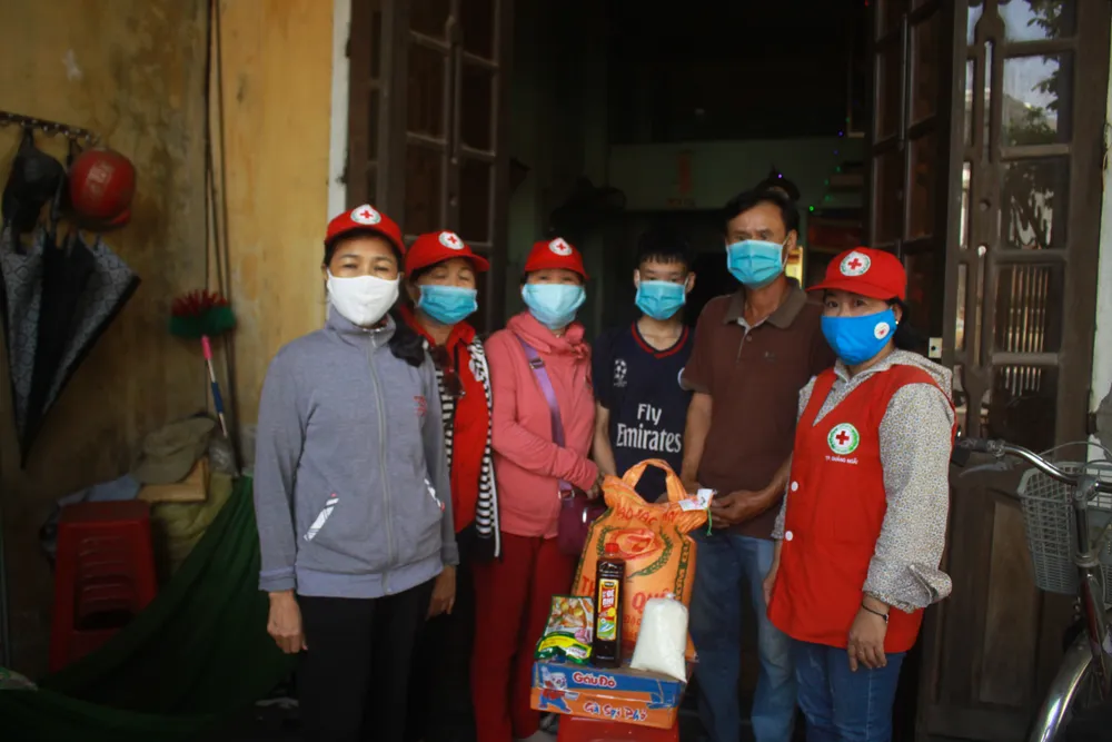 Nấu cơm và hỗ trợ thực phẩm cho người dân yên tâm cách ly phòng chống Covid-19 ảnh 14