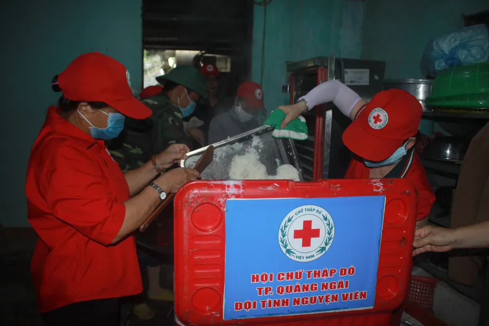 Nấu cơm và hỗ trợ thực phẩm cho người dân yên tâm cách ly phòng chống Covid-19 ảnh 7