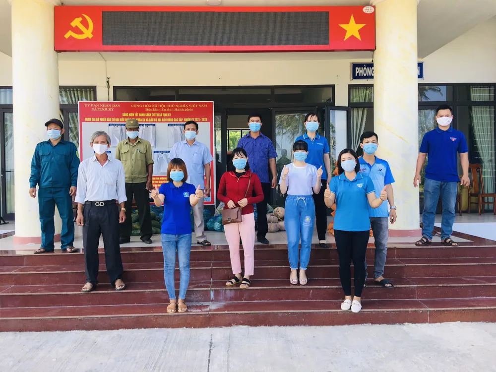 Nấu cơm và hỗ trợ thực phẩm cho người dân yên tâm cách ly phòng chống Covid-19 ảnh 20