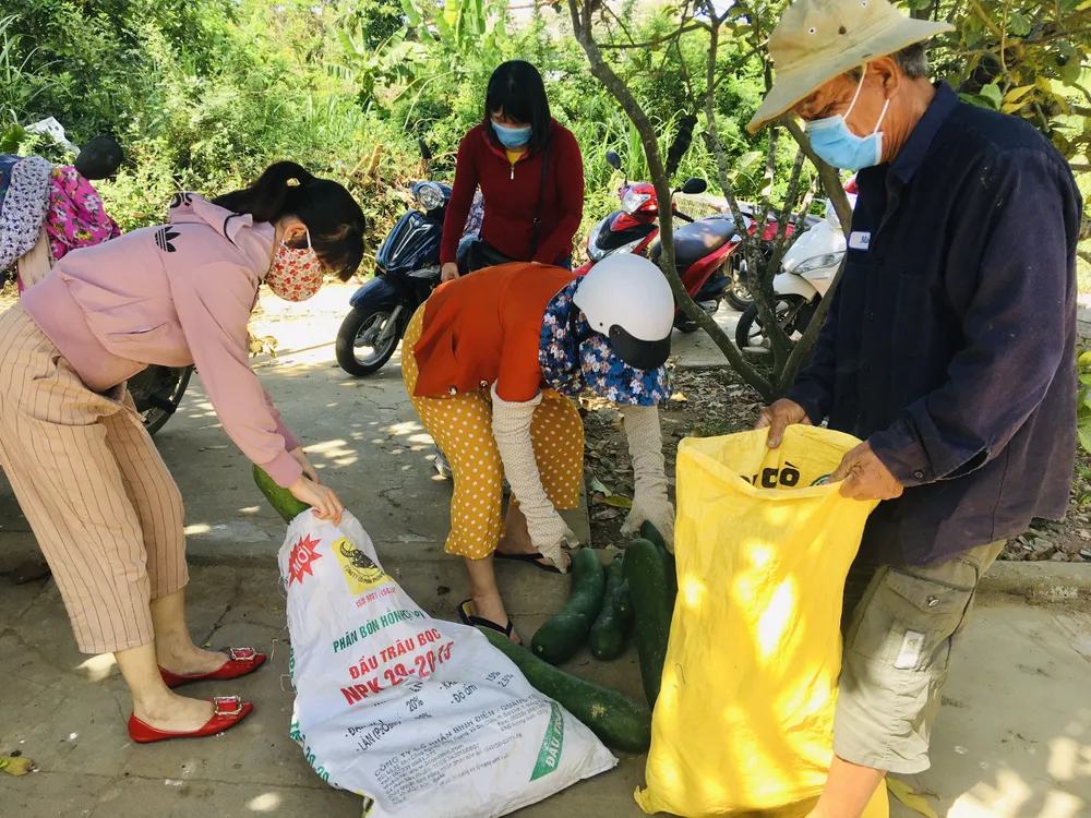 Nấu cơm và hỗ trợ thực phẩm cho người dân yên tâm cách ly phòng chống Covid-19 ảnh 18