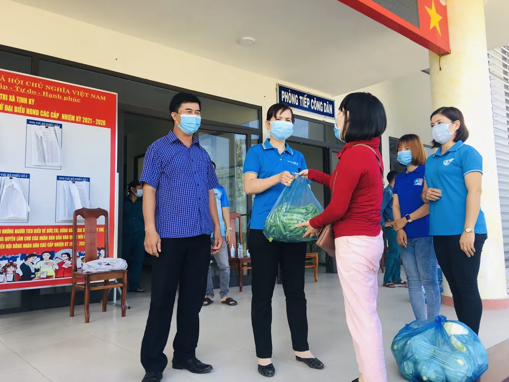 Nấu cơm và hỗ trợ thực phẩm cho người dân yên tâm cách ly phòng chống Covid-19 ảnh 15