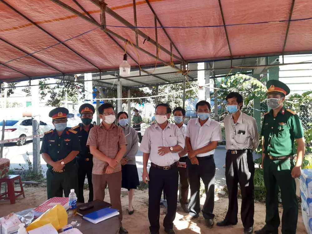 Xuyên ngày đêm ở chốt kiểm tra y tế phòng Covid-19 tại cửa ngõ tỉnh Quảng Ngãi ảnh 17