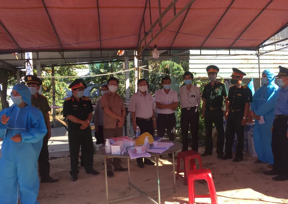 Xuyên ngày đêm ở chốt kiểm tra y tế phòng Covid-19 tại cửa ngõ tỉnh Quảng Ngãi ảnh 18