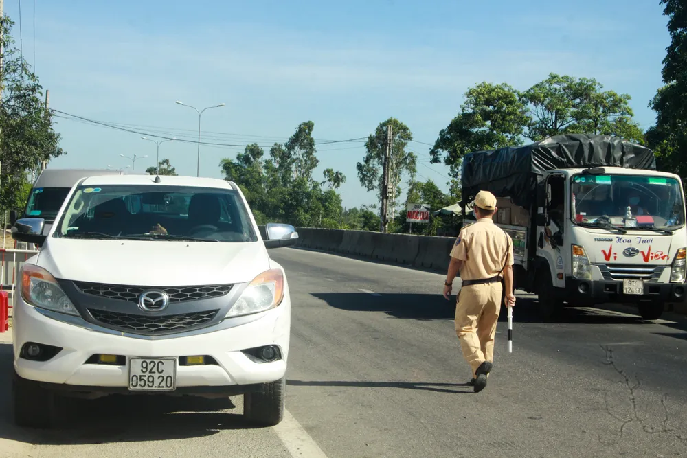 Xuyên ngày đêm ở chốt kiểm tra y tế phòng Covid-19 tại cửa ngõ tỉnh Quảng Ngãi ảnh 3