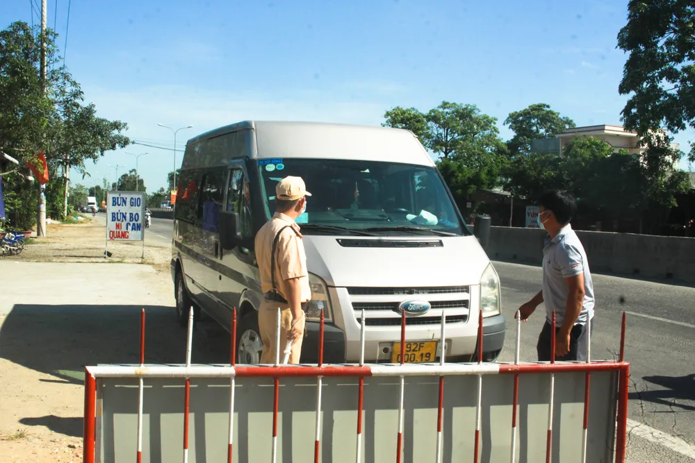 Xuyên ngày đêm ở chốt kiểm tra y tế phòng Covid-19 tại cửa ngõ tỉnh Quảng Ngãi ảnh 4