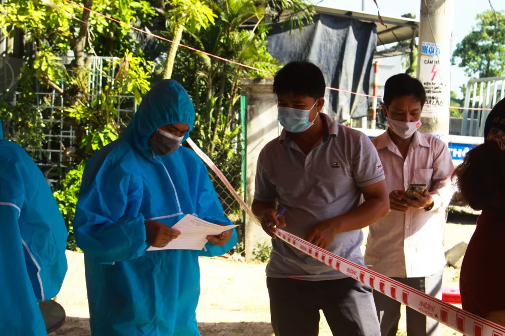 Xuyên ngày đêm ở chốt kiểm tra y tế phòng Covid-19 tại cửa ngõ tỉnh Quảng Ngãi ảnh 7