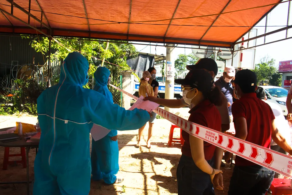 Xuyên ngày đêm ở chốt kiểm tra y tế phòng Covid-19 tại cửa ngõ tỉnh Quảng Ngãi ảnh 1