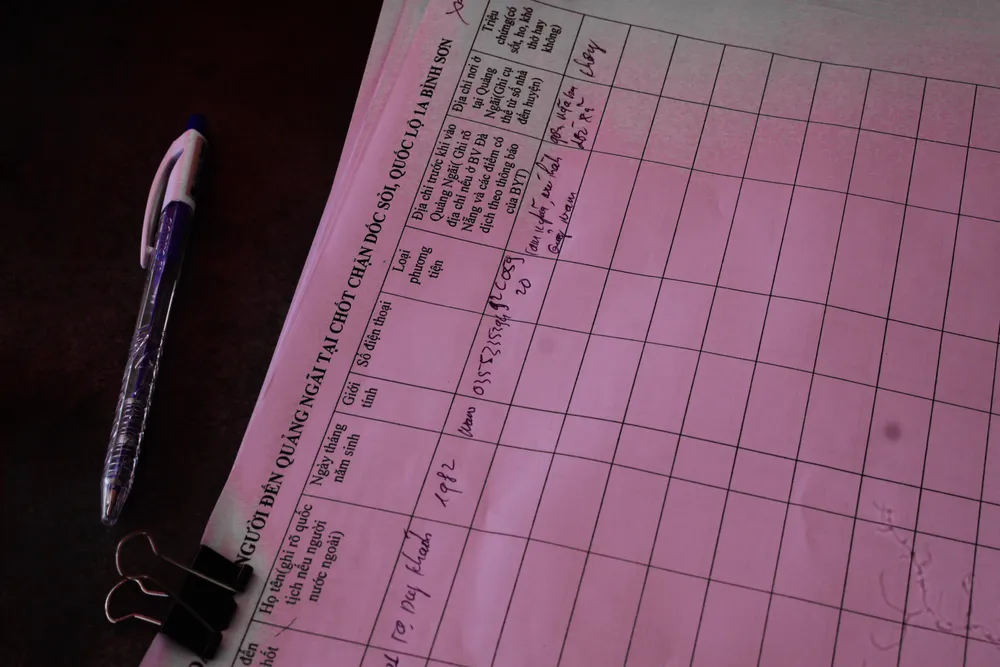 Xuyên ngày đêm ở chốt kiểm tra y tế phòng Covid-19 tại cửa ngõ tỉnh Quảng Ngãi ảnh 10