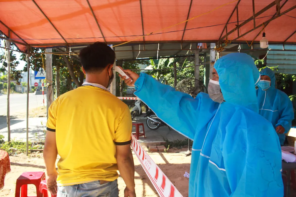 Xuyên ngày đêm ở chốt kiểm tra y tế phòng Covid-19 tại cửa ngõ tỉnh Quảng Ngãi ảnh 8