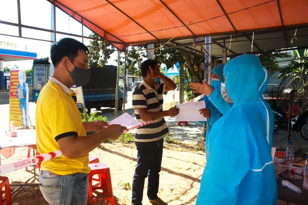 Xuyên ngày đêm ở chốt kiểm tra y tế phòng Covid-19 tại cửa ngõ tỉnh Quảng Ngãi ảnh 9