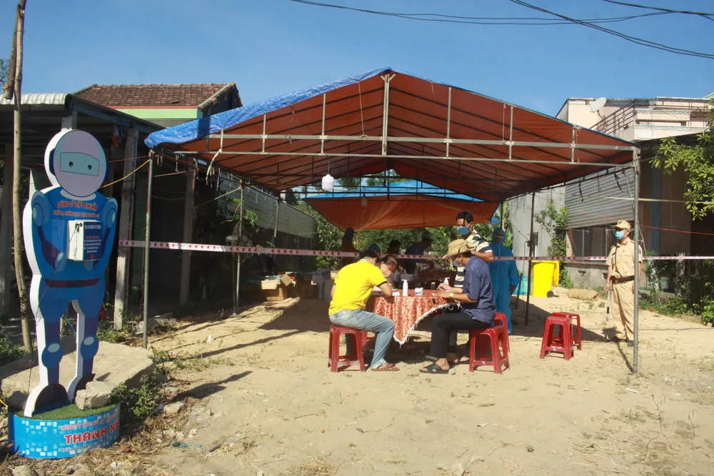 Xuyên ngày đêm ở chốt kiểm tra y tế phòng Covid-19 tại cửa ngõ tỉnh Quảng Ngãi ảnh 2