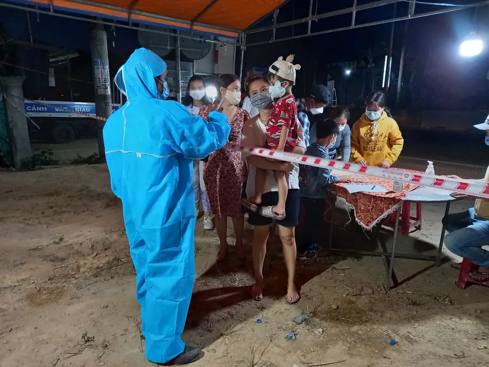 Xuyên ngày đêm ở chốt kiểm tra y tế phòng Covid-19 tại cửa ngõ tỉnh Quảng Ngãi ảnh 14