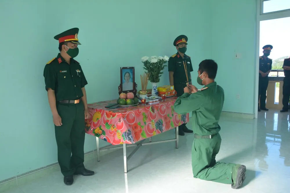 Mẹ mất, chiến sĩ vọng bái mẹ vì đang phải làm nhiệm vụ phòng, chống dịch Covid-19 ảnh 1