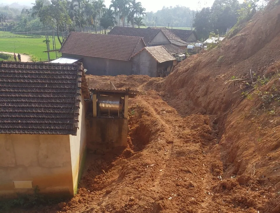 Khẩn cấp chống sạt lở núi Van Cà Vãi  ảnh 4