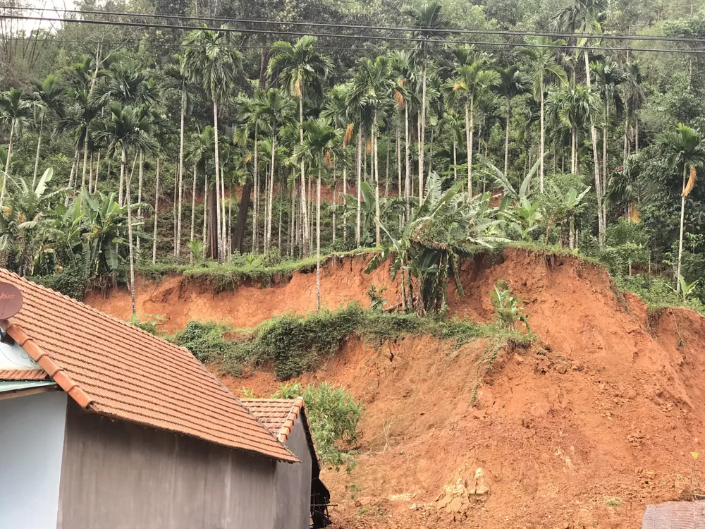 Khẩn cấp chống sạt lở núi Van Cà Vãi  ảnh 2