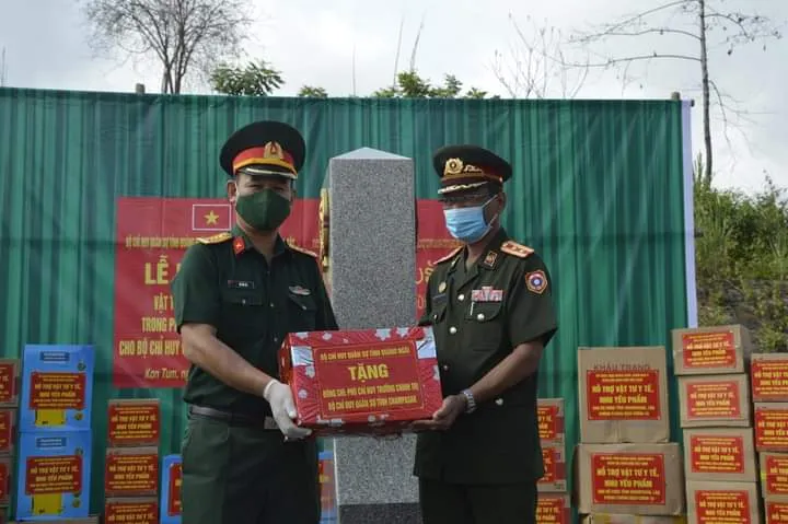 Quảng Ngãi trao tặng thiết bị y tế phòng, chống dịch Covid-19 cho tỉnh Champasak (Lào) ảnh 2