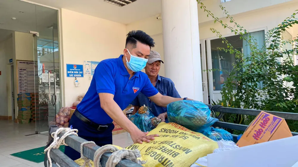 Chuyến xe yêu thương chở nhu yếu phẩm từ Quảng Ngãi đến TPHCM góp phần chống dịch ảnh 4