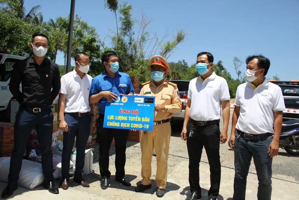 Quảng Ngãi: Trao hỗ trợ phòng, chống dịch Covid-19 tại khu vực phong tỏa ảnh 1